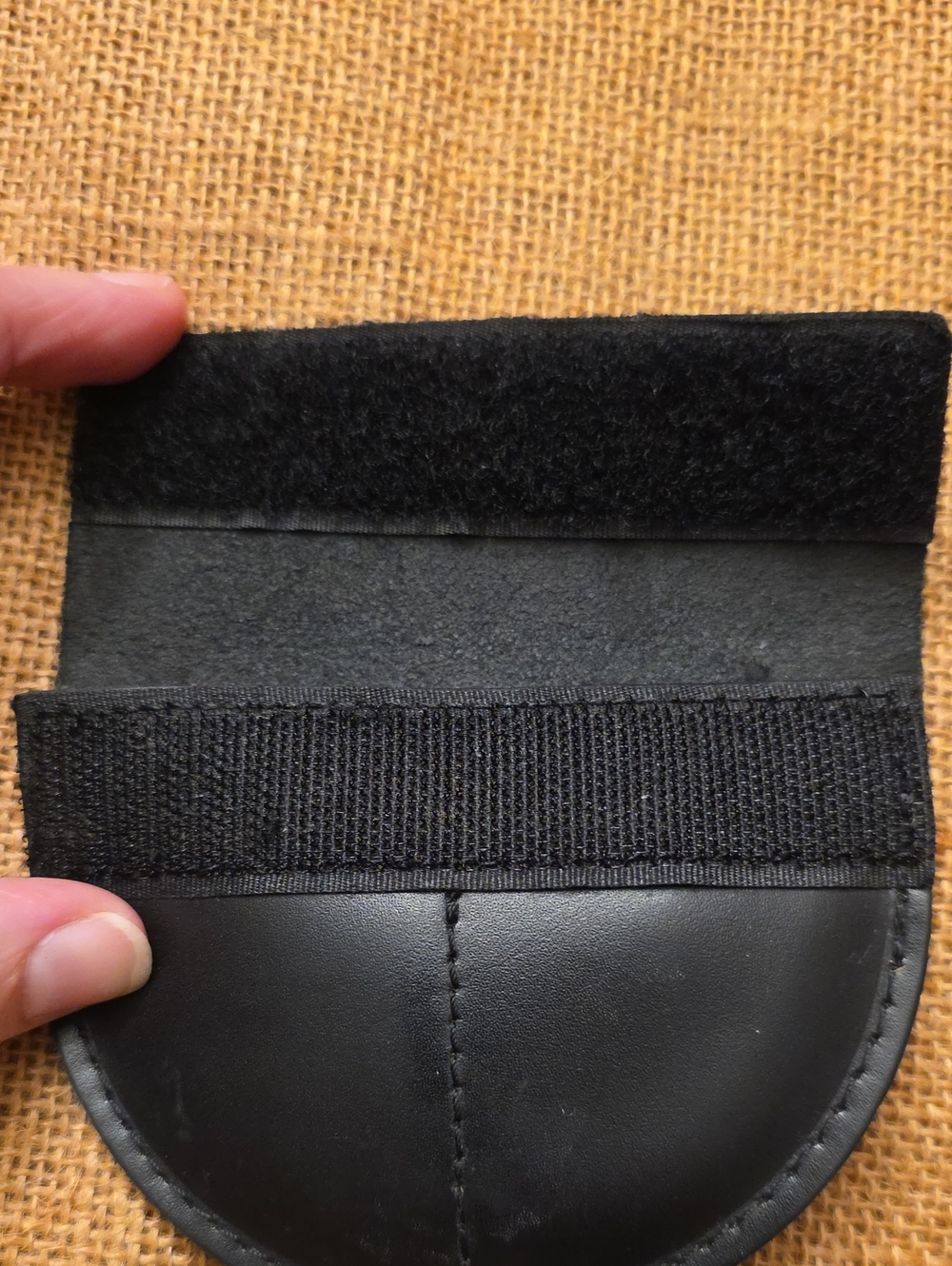 Bang & Olufsen Black Leather Earphones Pouch/Case - Picture 3 of 3